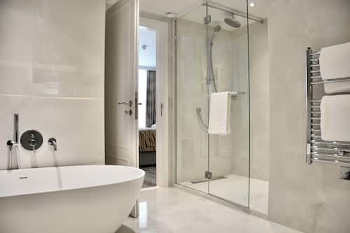 Regent Suite | バスルーム | バスアメニティ (無料)、ヘアドライヤー、ビデ、タオル