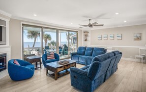 Casa, varias camas, balcón, vista al océano | Área de sala de estar