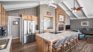 Casa, varias camas, cocina, vistas al mar (470 Tarpon Blvd) | Interior