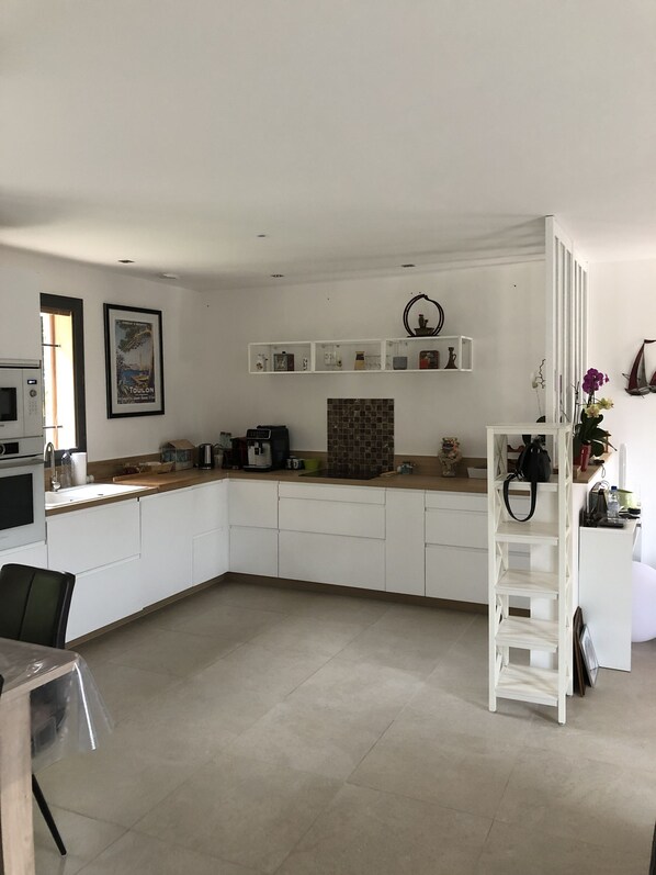 Réfrigérateur, micro-ondes, four, plaque de cuisson