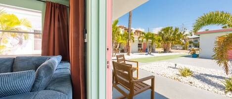 المنطقة المحيطة بالمنشأة