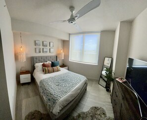 2 bedrooms, desk, WiFi