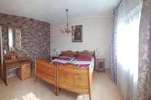 1 bedroom, desk, free WiFi, bed sheets