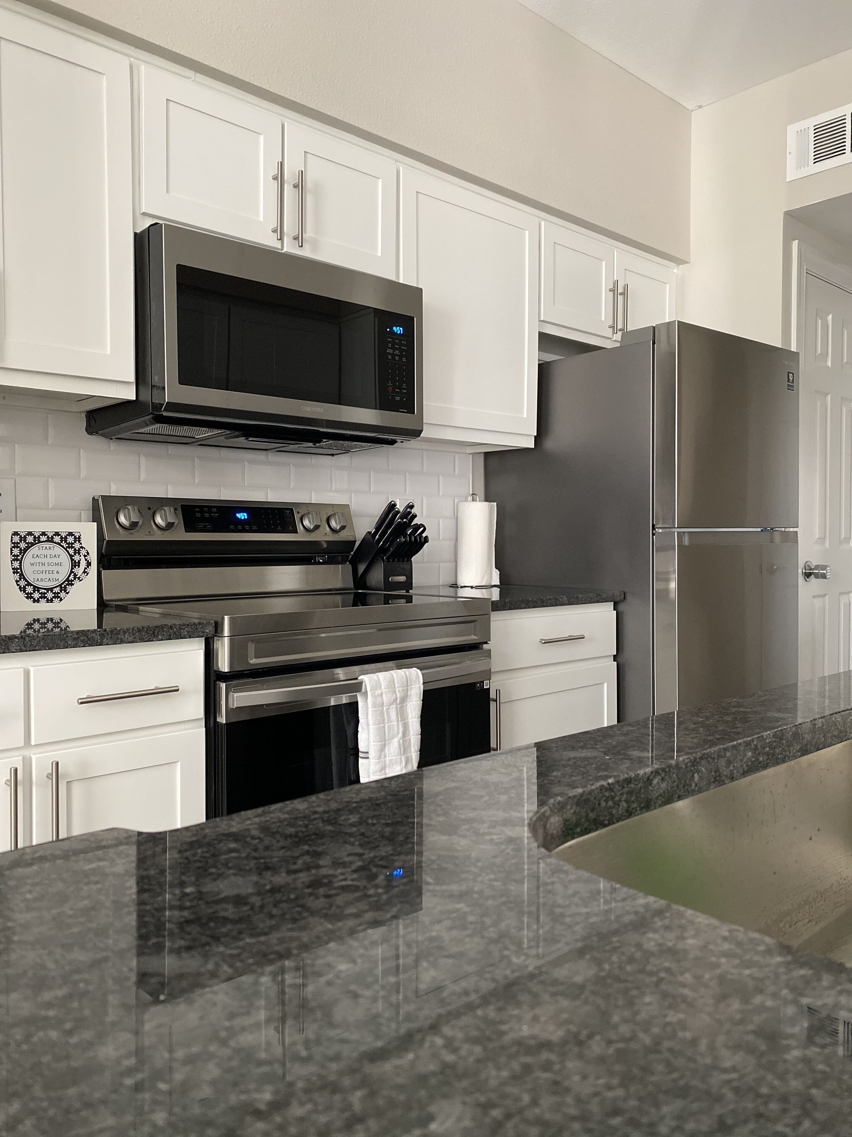 Een koelkast, een magnetron, een oven, een kookplaat