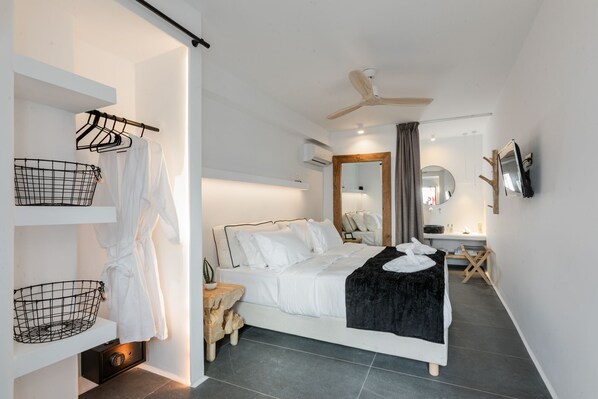 Premium bedding, memory-foam beds, minibar, in-room safe - She Mykonos- Luxury Apartments (Mykonos)