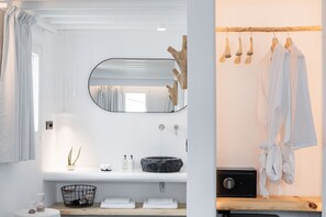 Premium bedding, memory-foam beds, minibar, in-room safe - She Mykonos- Luxury Apartments (Mykonos)