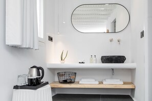 Premium bedding, memory-foam beds, minibar, in-room safe - She Mykonos- Luxury Apartments (Mykonos)