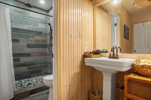 Rom, flere senger, balkong | Bad | Håndklær og toalettpapir