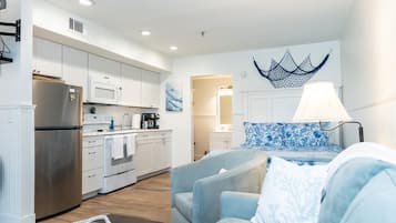Room, 1 Queen Bed with Sofa bed, Garden View | Interior