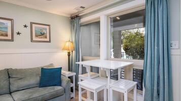 Kamer, 1 queensize bed met slaapbank, balkon, uitzicht op zwembad | Woonruimte