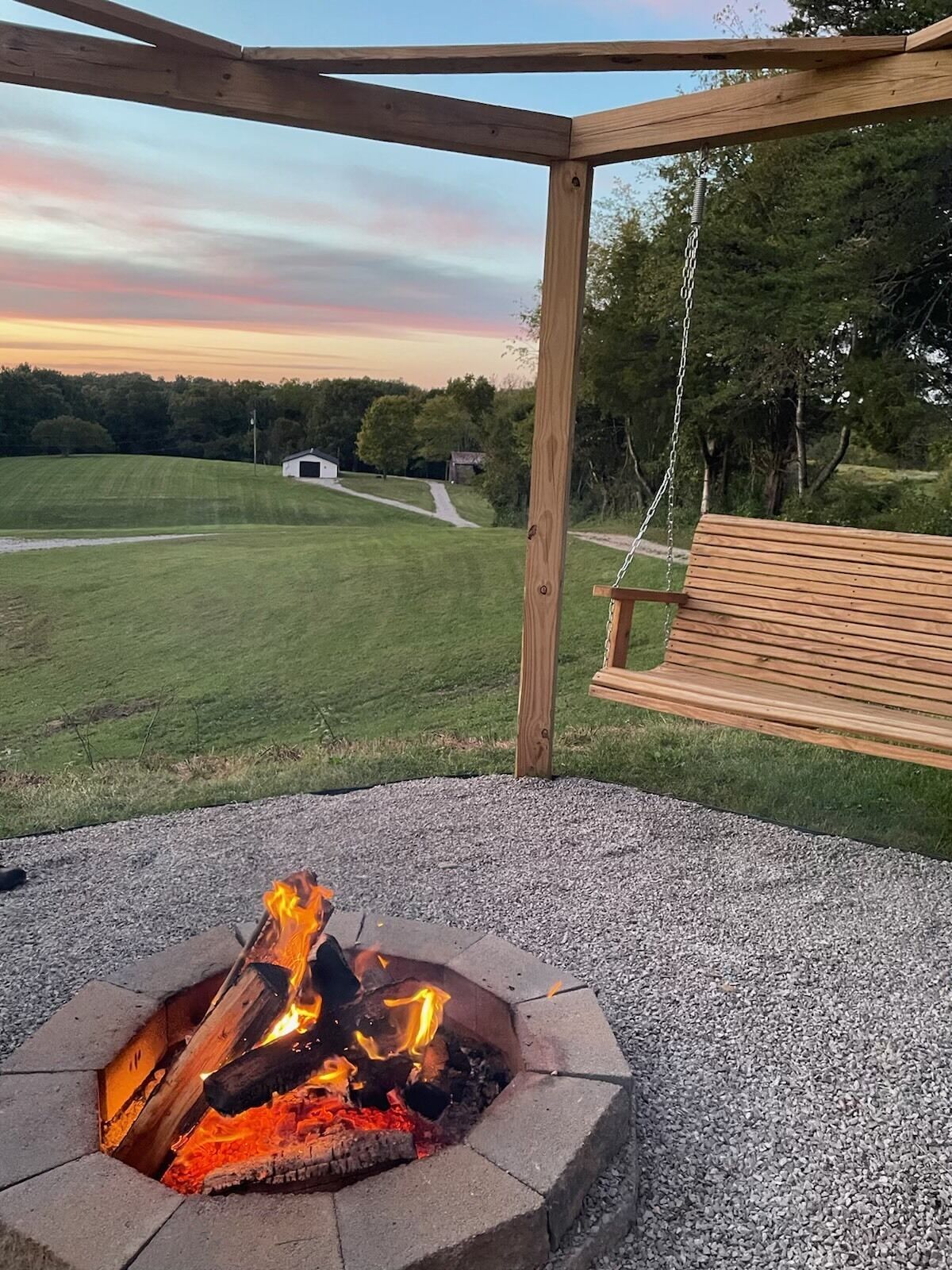 NEW Cozy Lake House, Game Room, Fire-pit & Hot Tub & 1/2mile to boat ramp