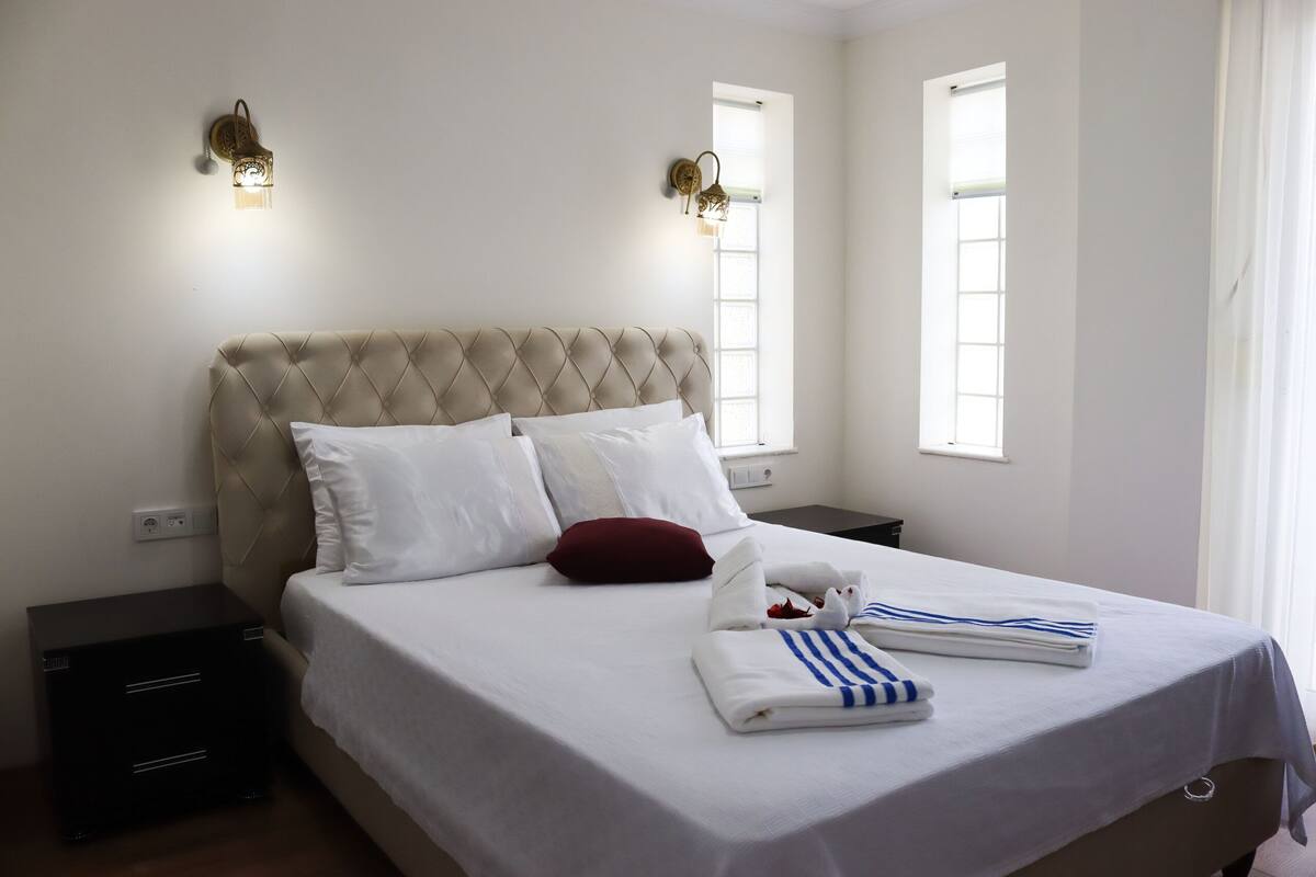 Habitación Deluxe, 1 cama matrimonial | Ropa de cama de alta calidad y tabla de planchar con plancha