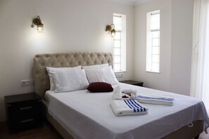 Habitación Deluxe, 1 cama matrimonial | Ropa de cama de alta calidad y tabla de planchar con plancha