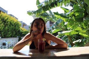 بار بجانب حمام السباحة