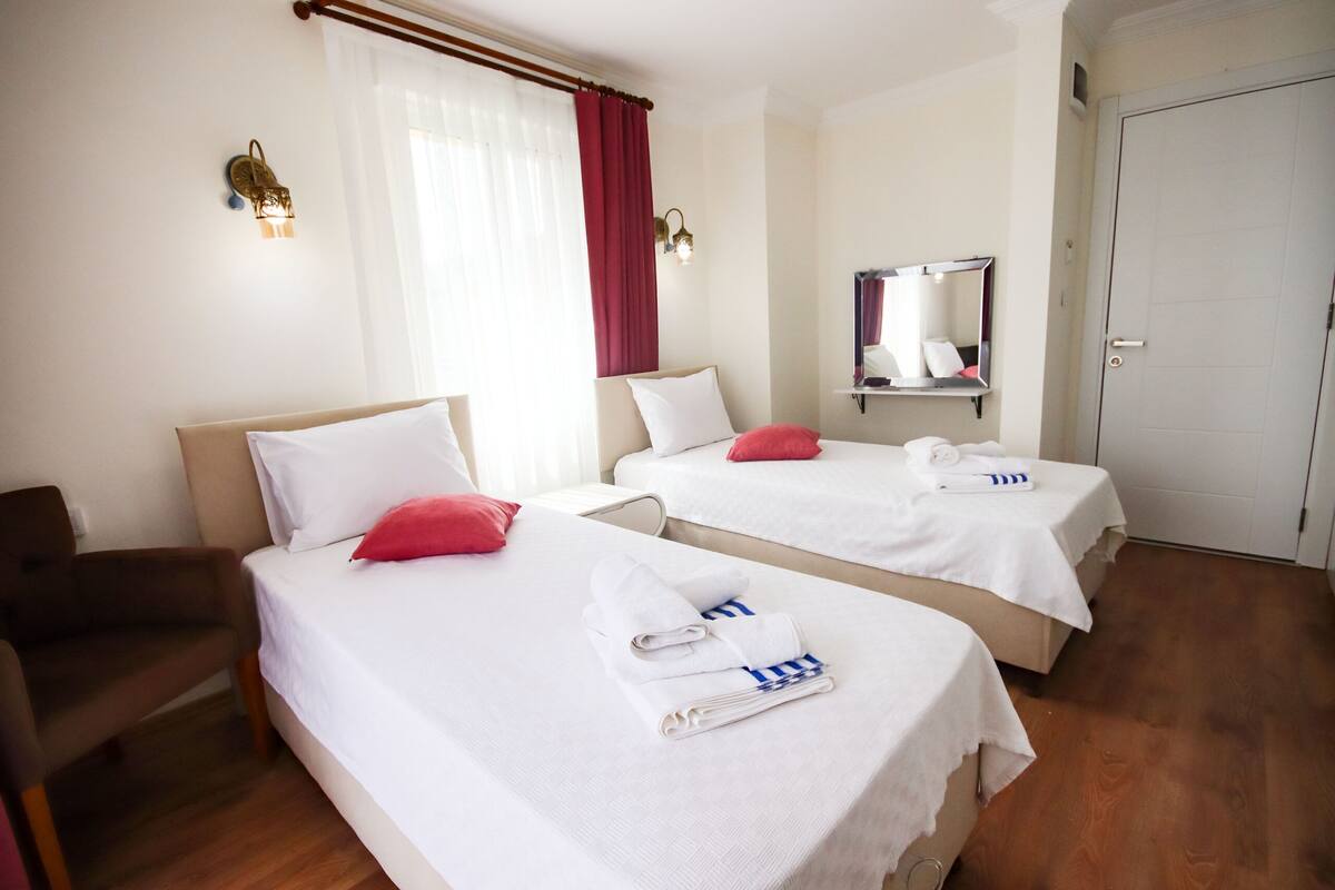Chambre Deluxe, 2 lits jumeaux | Literie de qualité, fer et planche à repasser, accès au Wi-Fi (inclus)