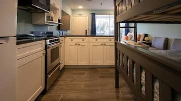 Apartment, Multiple Beds, Kitchen | Private kitchen | Coffee/tea maker, dining tables
