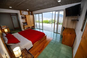 4 bedrooms, desk, iron/ironing board, travel crib