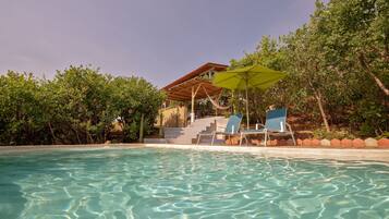 Una piscina al aire libre, una piscina climatizada
