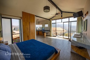 1 quarto, escrivaninha, ferros/tábuas de passar roupa, berço de viagem