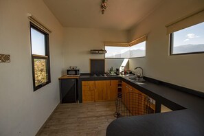 Réfrigérateur, micro-ondes, plaque de cuisson, cafetière/bouilloire
