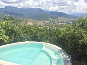 Una piscina con un paisaje montañoso al fondo.