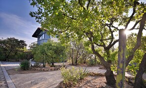 المنطقة المحيطة بالمنشأة