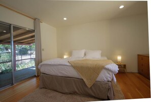 2 soverom, skrivebord, strykejern/-brett og reiseseng for barn