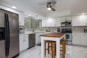 Apartamento, varias camas, balcón, vistas parciales al mar | Cocina privada | Cafetera o tetera