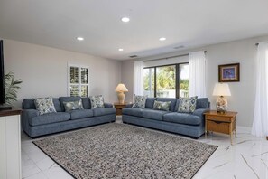 Appartement, meerdere bedden, balkon, gedeeltelijk uitzicht op oceaan | Woonruimte