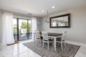 Appartement, meerdere bedden, balkon, gedeeltelijk uitzicht op oceaan | Dineren