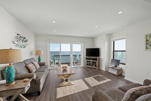 Casa, varias camas, balcón, vista al océano | Área de sala de estar