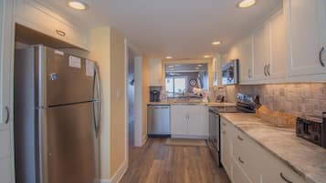 Condo, varias camas, balcón, vista a la playa | Cocina privada | Parrilla de estufa y cafetera y tetera