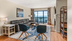 Condo, varias camas, balcón, vista al océano | Área de sala de estar