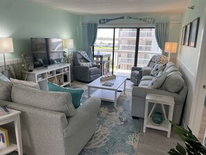 Smart TV, libri, impianto stereo