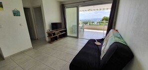 Living area - F2 apartment in Roches Carrées (Le Lamentin)
