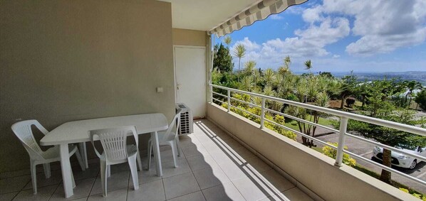 Outdoor dining - F2 apartment in Roches Carrées (Le Lamentin)