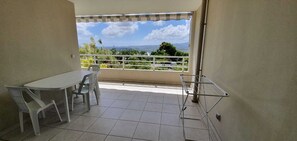 Outdoor dining - F2 apartment in Roches Carrées (Le Lamentin)
