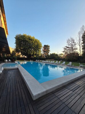 Una piscina al aire libre, una piscina climatizada