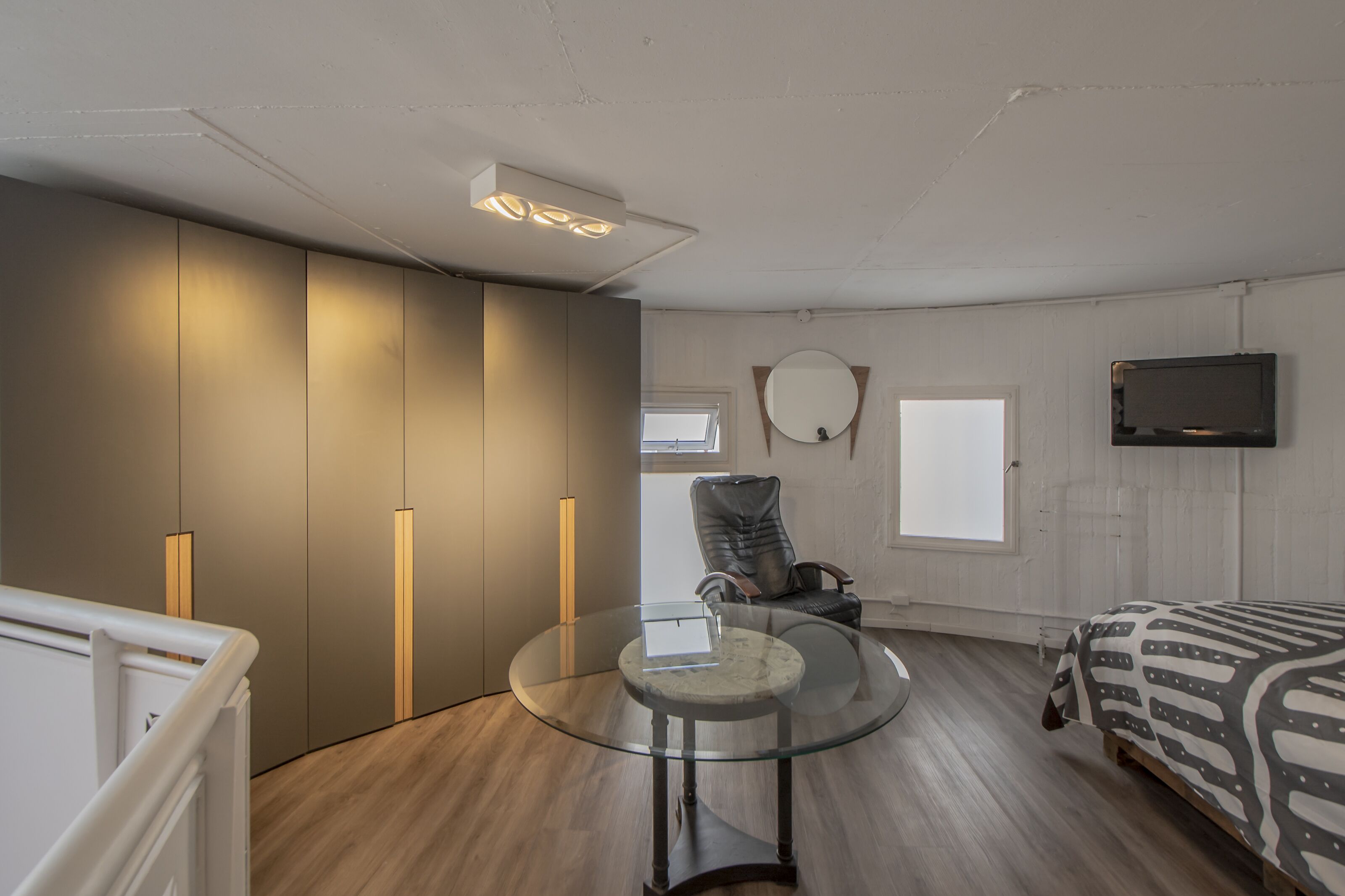 2 bedrooms, in-room safe, desk, iron/ironing board