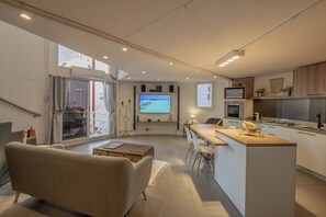 Smart-TV, Tischfußball, Stereoanlage, Drucker
