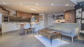 Una cocina moderna con comedor, sofá y mesa de centro.