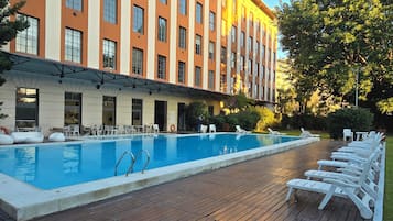 Una piscina al aire libre, una piscina climatizada
