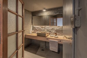 Ducha, secador de pelo, bidé y toallas