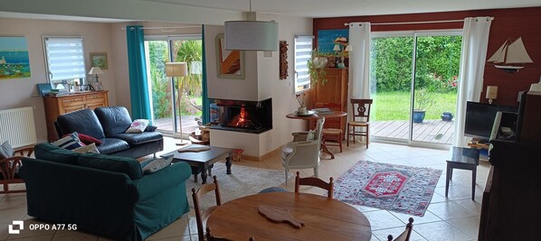 Téléviseur, foyer, livres, écran d’ordinateur