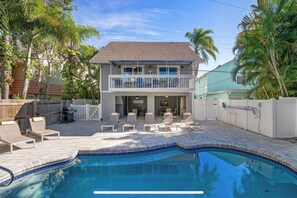 A heated pool - Perfect location Walk to the village and beach Private Balcony Heated Pool (Siesta Key)