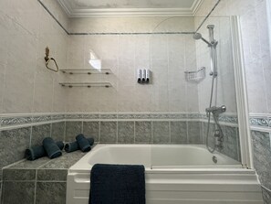 Badewanne, Haartrockner, Bidet, Handtücher