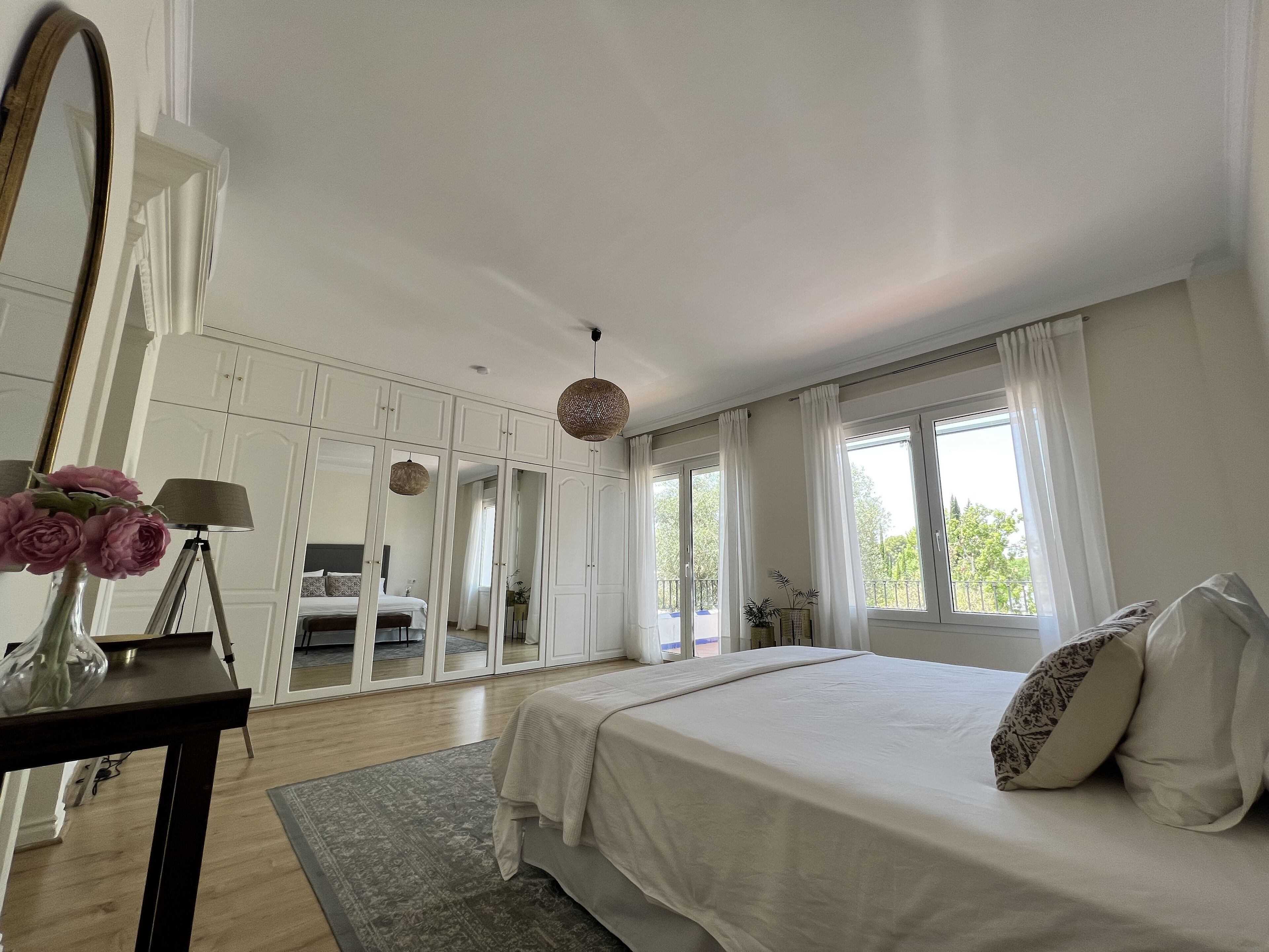 7 camere, una scrivania, insonorizzazione, ferro/asse da stiro