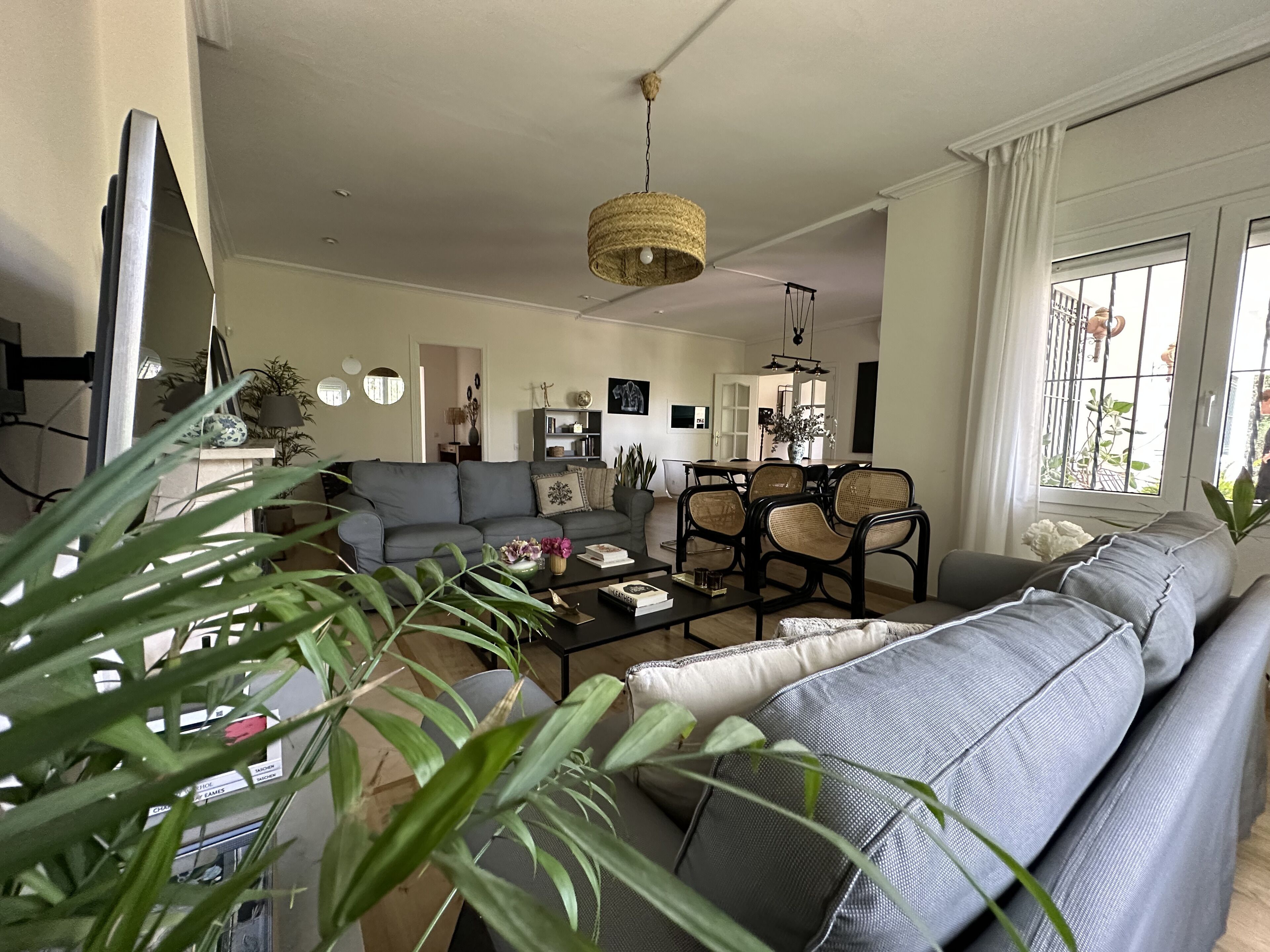 Una Smart TV, una chimenea