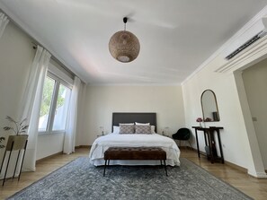 7 Schlafzimmer, Schreibtisch, schallisolierte Zimmer