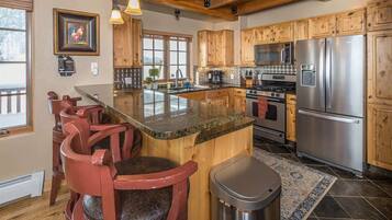 Réfrigérateur, four à micro-ondes, un four, surface de cuisson